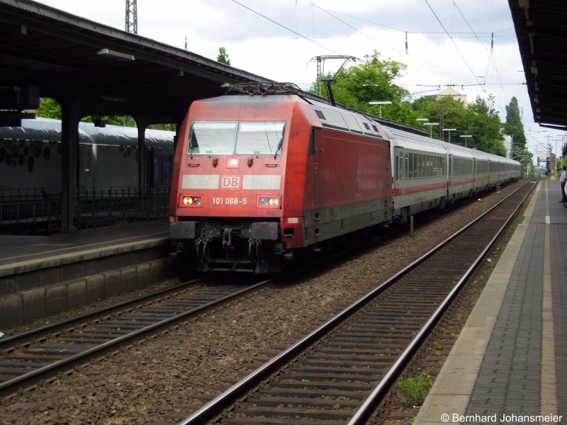 101 068-5 hat einen IC von Norddeich Mole nach Luxemburg am Haken und fhrt gerade in Bonn Bad Godesberg durch. Ab Koblenz bernimmt eine 181er den IC. Mai 2009