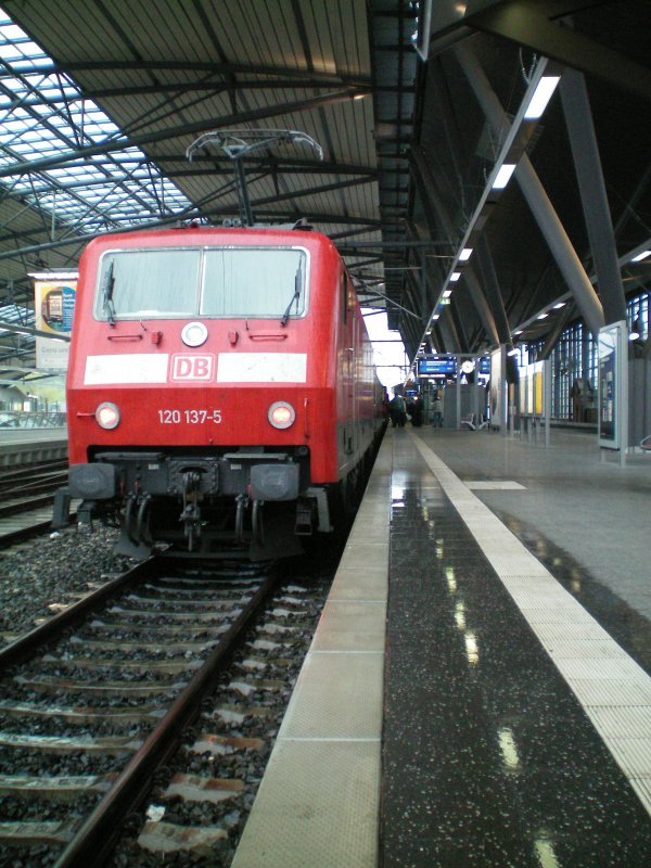 BR 120 137-5 ist mit ihrem IC in Erfurt angekommen und fhrt in Krze weiter nach Dsseldorf(Martin)
