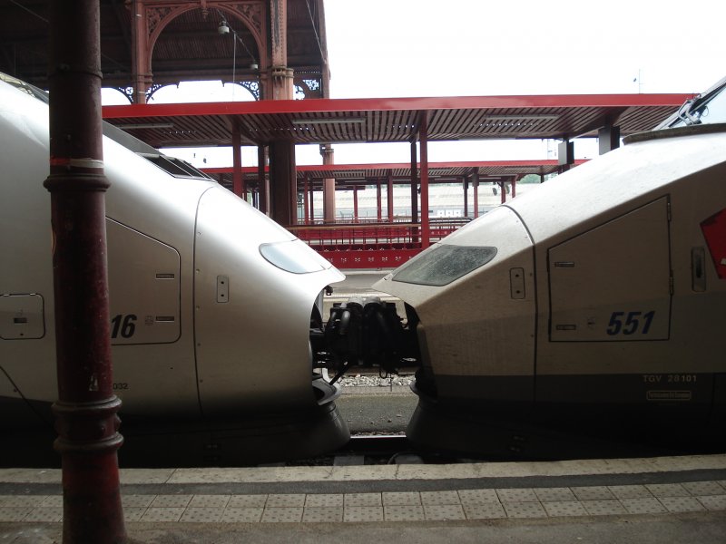 Eine gekuppelte TGV Rseau-Einheit mit einer TGV POS-Einheit in Strasbourg zur Fahrt nach Paris Est.