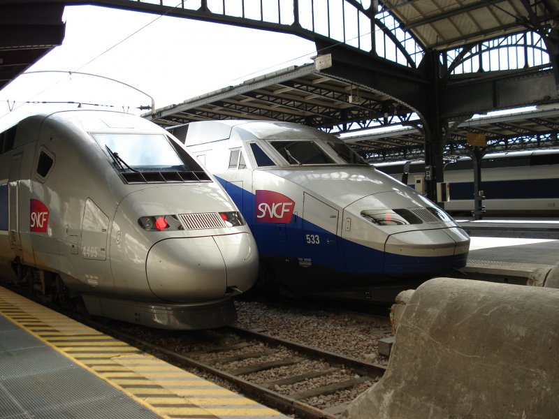 Eine TGV POS-Einheit neben einer TGV Rseau-Einheit in Paris Est