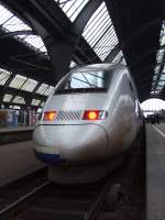 TGV-POS von Paris Est nach Stuttgart beim Halt im Karlsruher Hbf.