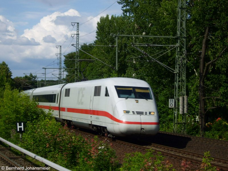 Wegen Bauarbeiten zwischen Westkreuz und Spandau wurden die ICE2 Zge von Berlin Richtung Kln ber Berlin Wannsee, Potsdam und den Berliner Auenrung auf die SFS geleitet. Hier kommt ein Zug am S-Bahnhof Nikolasse vorbei. Juni 2009