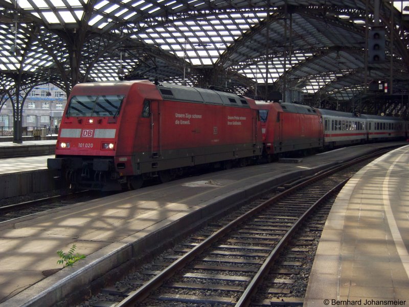 101 020 und 101 086 an einem IC im Kölner Hbf. Mai 2009