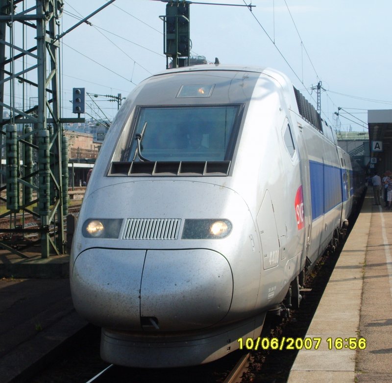 Der ALLER ALLER erste TGV-POS wird fr den Personenverkehr nach Paris Est bereitgestellt. An dem Tag wurde der TGV mit einem groen Fest am Schlossgarten begrt.