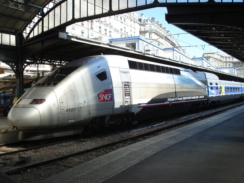 TGV POS 4402, die Einheit mit den 2 TGV-Triebköpfen, die auf der LGV Est Européenne 574,8 km/h.